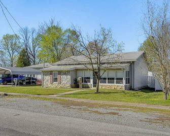 Harrisburg Home with Private Yard and Screened Porch! - Harrisburg - Building