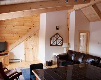Charming Log Cabin Apartment in Woodstock Village - Woodstock - Dining room