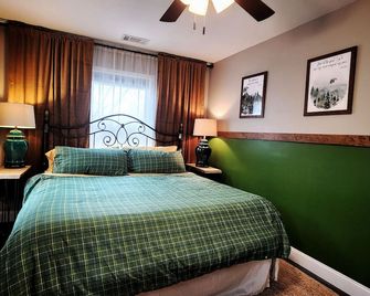 Bunk/Game Room, Near Lake, Pet Friendly, Firepit, Fun! - Toccoa - Habitación