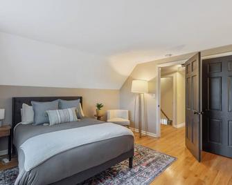 Comfy & cozy 4BR minutes to SU, Hospitals, & DT - Syracuse - Bedroom