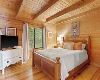 Lake Keowee Cabin 14 miles to Clemson with Hot Tub and new private dock - Seneca - Ložnice