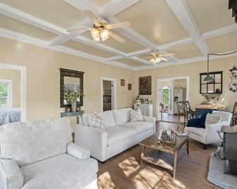 Wine Country Cottage sleeps 4, Healdsburg, Spa - Healdsburg - Living room