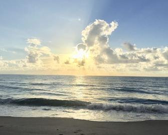 The Coastal Haven Walk To Beach! Remodeled - Jupiter - Playa