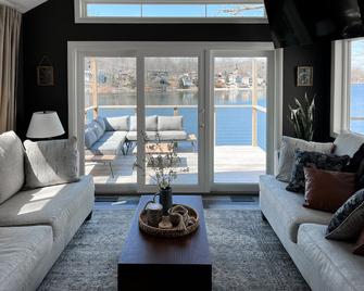 Allsports lakehouse w/private beach/dock, firepit, grill, sunset view! - Belding - Sala de estar