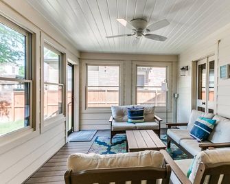 Carlton Landing! Beautiful Townhouse just steps away from the water front. - Eufaula - Living room