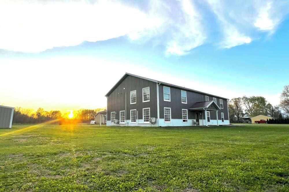 Huge barndominium homestead in Carlisle, just miles from airport/downtown DSM