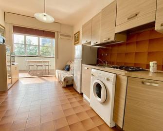 Bright Studio flat, just 50 meters from the beach with air conditioning and next to main shops - Lido delle Nazioni