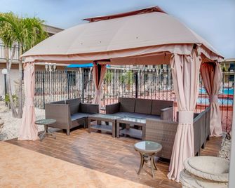 Super 8 by Wyndham St. Petersburg - St. Petersburg - Patio