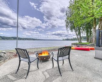 Private Beachfront Home w/ Hot Tub - Walk to Restaurants, Coffee and More! - Allyn - Patio