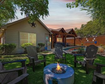 5bd 2ba W Backyard Oasis Pool Jacuzzi Firepit - Corinth - Patio