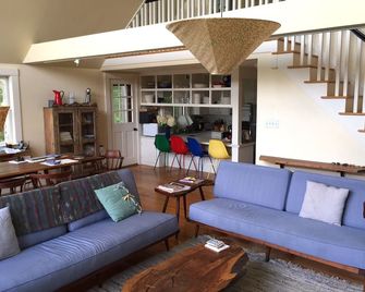 New Rates! Ocean Views! Lovely Secluded Home, Short Walk To Spectacular Beach! - 아퀴나 - 거실