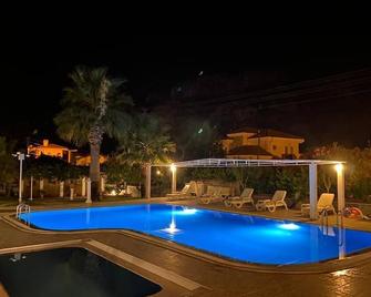 Yavuz Hotel - Dalyan (Mugla) - Bể bơi
