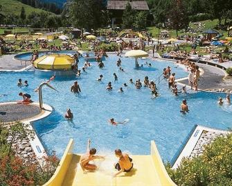 Ferienhotel Lindenhof - לאוגאנג - בריכה