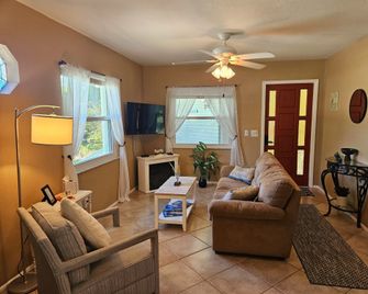 Paradise Cove at Lemon Bay - Englewood - Salon