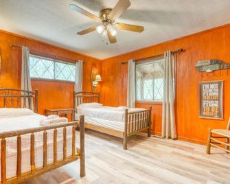 The Riverhouse - 3BR Cabin on 300 Acres, Hot Tub, Firepit, by creek! - Suches - Bedroom