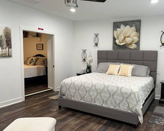 Very comfortable house , plenty of room . Lots of TVs for guest . Sleeps 8. - Spring Hill - Habitación
