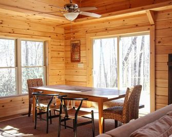 Spacious 3BR log cabin with private loft and open kitchen/living space - Fletcher - Dining room
