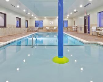 Holiday Inn Express & Suites New Philadelphia - New Philadelphia - Pool