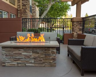 Family Friendly Suite w/ Full Kitchen, Free Parking and Free Airport Shuttle! - Renton - Balkón