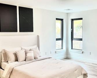 Luxury Furnished Apartment in Heart of Quincy - Quincy - Bedroom