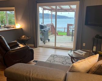 Beachfront House with Oceanview Hot Tub - Bellingham - Living room