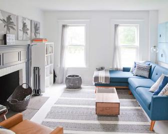 Renovated Historic Cottage w/ Pool Bellport Village - Bellport - Living room