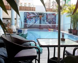 The Eighty8 - Nom Pen - Piscina