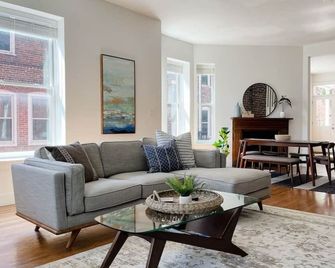 Historic 1900s Townhome with a Modern Flair - Knoxville - Wohnzimmer