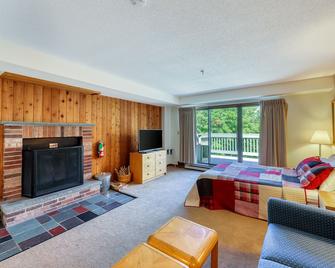 Spacious mountain studio with free WiFi & full kitchen - close to skiing - Killington - Living room