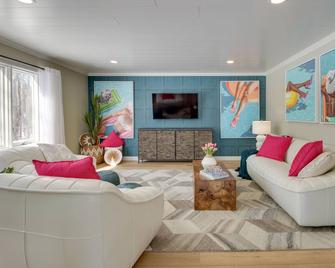 Home Rental on Detroit Lake Dock, Game Room! - Detroit Lakes - Living room