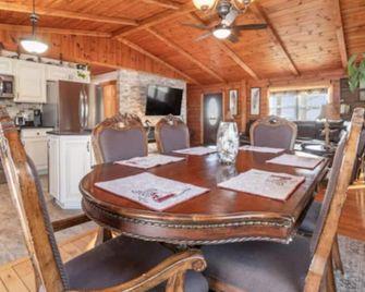 Seneca Hideaway Main Cabin - Geneva - Dining room