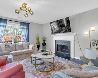 Charming Retreat Prime Location & Kids' Playground - Duluth - Living room
