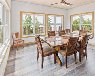 New! Lakeside 4br Retreat | Private, Peaceful & Scenic - Crary - Dining room