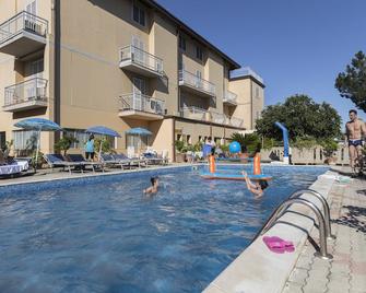Hotel La Darsena - Passignano sul Trasimeno - Pool
