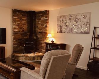 Experience Lake Tahoe just a 20-min drive away - Carson City - Living room