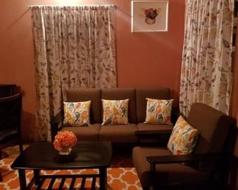Cozy fully furnished apartment. Five walking distance from the beach. - Black Rock - Living room