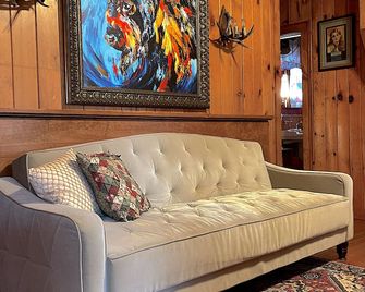 Molesworth House- Large, Historic Home, Walk to Downtown Cody - Cody - Sala de estar