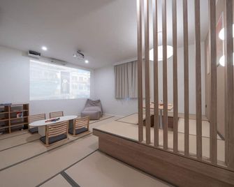 Ilsan (Tanhyeon) The Hyoosik Aneuk - Goyang - Wohnzimmer