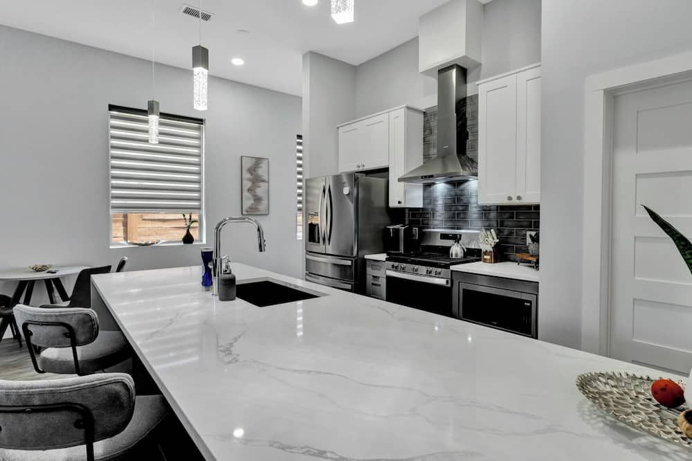 Charming 3-bedroom house with AC, WiFi in delightful Dallas - דאלאס - מטבח