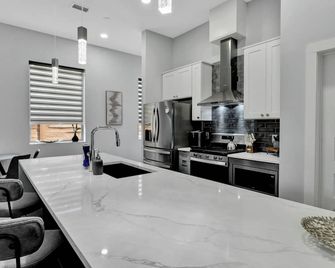 Charming 3-bedroom house with AC, WiFi in delightful Dallas - דאלאס - מטבח