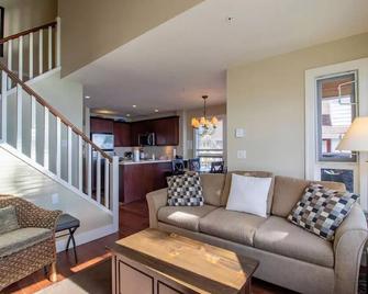 Beautiful modern cottage with fireplace and large deck at Currents at Otter Bay. - Pender Island - Living room