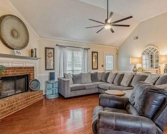 Fully Furnished Charming 3-Bedroom House In Southaven With Ac, Wifi, Fenced Yard - Southaven - Living room