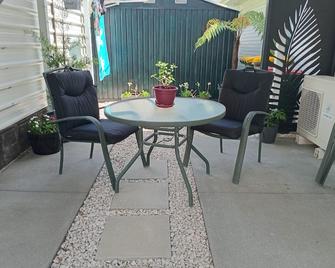 Quiet studio. Park up and walk to beach, shops, cafés & bars! - Waihi Beach - Hol