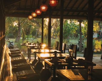 Mangroove Bay Boutique Hostel - Gerokgak - Patio