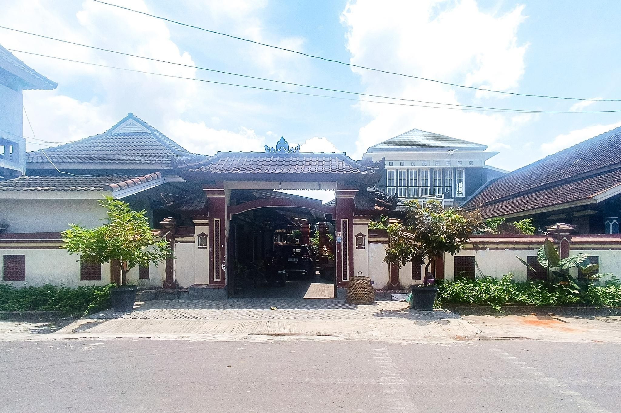 Astri Homestay Carkranegara Mataram Mitra RedDoorz - מטראם - בניין