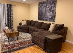 Spacious 3 Br Apartment - Nyc Skyline Views Nearby - Guttenberg - Living room