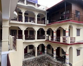 Gujrat Bhawan - Guptakāshi - Edificio