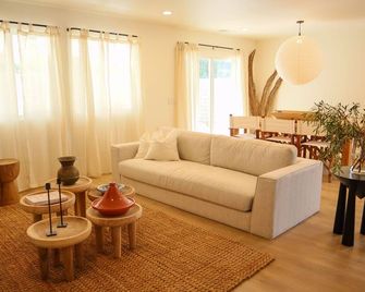 Beaux in the Desert- a desert oasis - Coachella - Living room