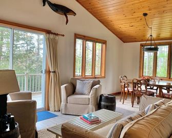 Cooperage Cottage - Peaceful & Family Friendly, Oceanfront - Chester - Living room