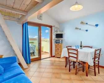 Nice and strategic super panoramic apartment - Baia Sardinia - Essbereich